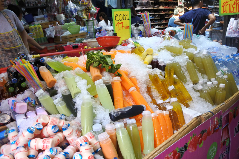 フルーツジュースなども揃うのでノドが渇く前に迷わず水分補給を！　フードも充実しているので気になったら入ってみよう