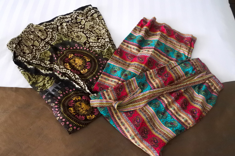 購入したカゴバックとタイパンツ2本