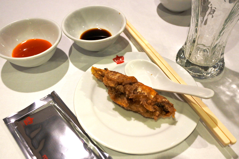 秘伝のタレとソイソース2種とともに、海老の素揚げがセッティングされていた