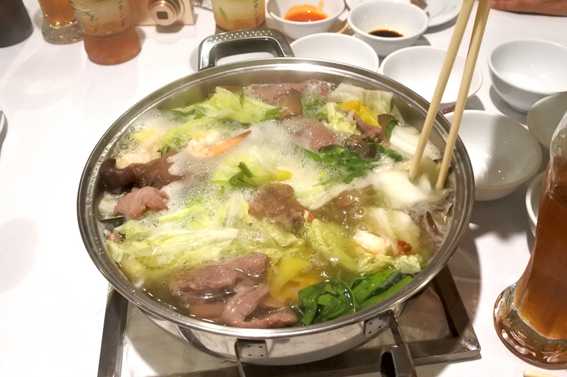 網を使ってできあがった具材を取り分けるのでつゆで秘伝のタレが薄まることもない