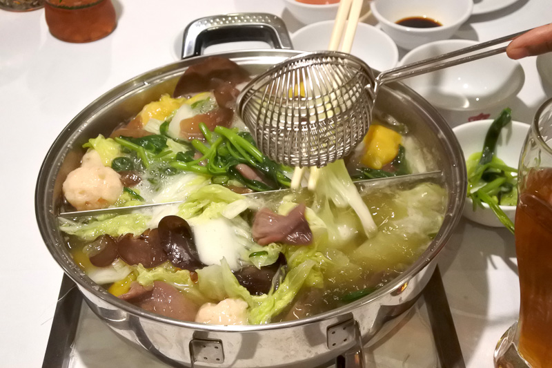 網を使ってできあがった具材を取り分けるのでつゆで秘伝のタレが薄まることもない