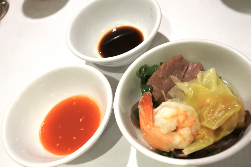 網を使ってできあがった具材を取り分けるのでつゆで秘伝のタレが薄まることもない