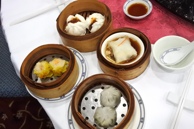 メインからデザート系までセイロの中には点心が。好みの1皿を探すのも楽しい