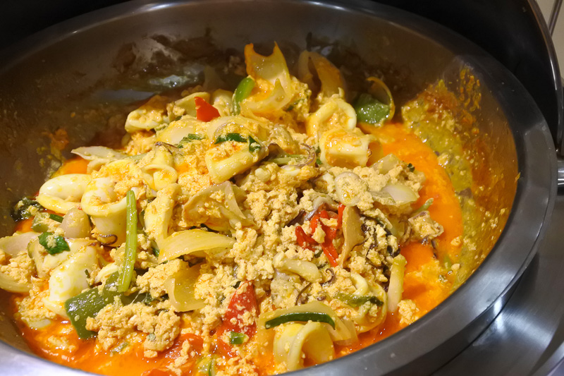 「焼きイカのイエローカレー」や「豆腐の上海ソース風味」も