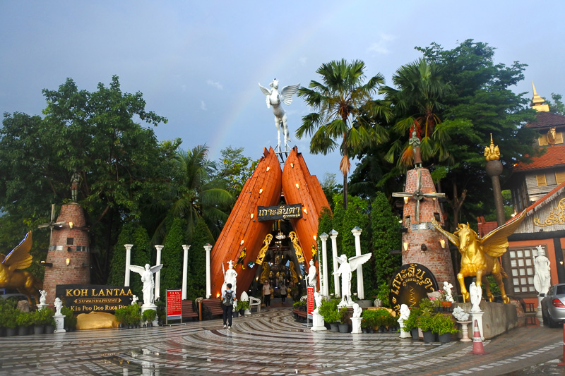 訪れたときはちょうど雨上がりでエントランスを抜け人工池に向かうとモヤがかかりまるで桃源郷のような雰囲気だった