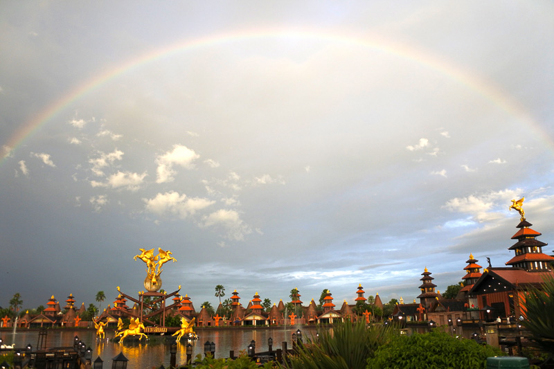 ちょうど虹がかかりこの世とは思えない光景に