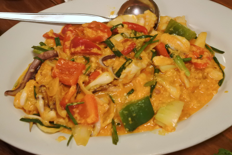 「海老の素揚げ」「イカカレー」「トムヤムクン」に「ソムタム」と食べたかったタイ料理が一度に味わえる