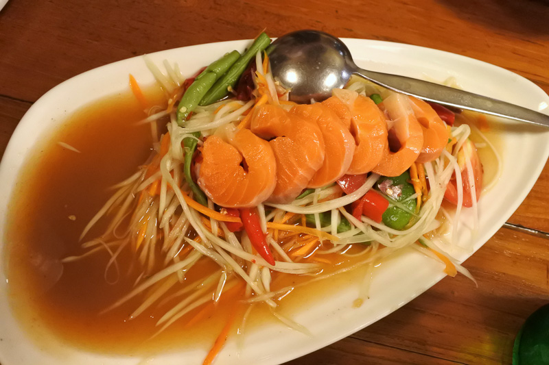 「海老の素揚げ」「イカカレー」「トムヤムクン」に「ソムタム」と食べたかったタイ料理が一度に味わえる