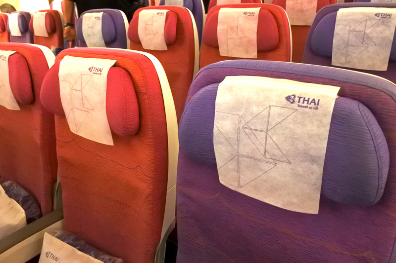 座席にはブランケットと枕を用意