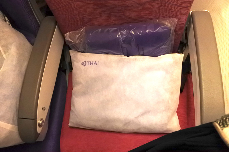 座席にはブランケットと枕を用意