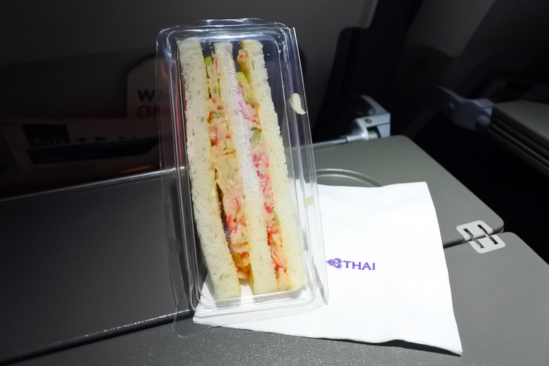 「サンドイッチ（カニカマ/セロリ）」と紅茶