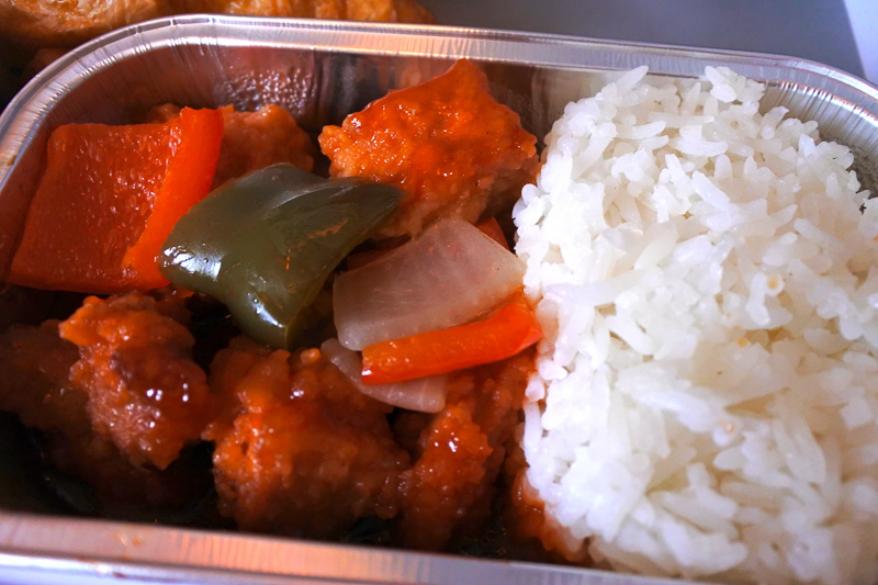 「豚肉の炒め物 甘酢ソース タイライス」、クロワッサンにバター＆ジャム。そしてフルーツジュース