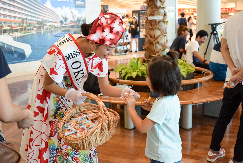 ミス沖縄2017スカイブルー嘉数晴花さんもサンプルを配布