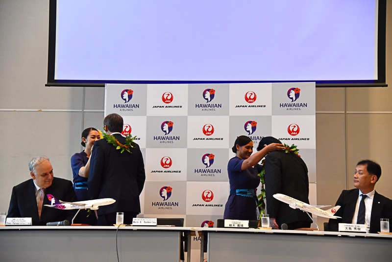 マイレ・レイが双方の代表者に贈られた。また同時にJALの大島秀樹氏、ハワイアン航空のテオ・パナジオトゥリアス（Theo Panagiotoulias）氏にククナオカラのレイを授与