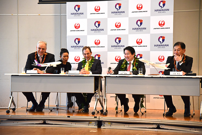 会見を行なう両社の代表。終始和やかな雰囲気で笑顔があふれる空間となっていた