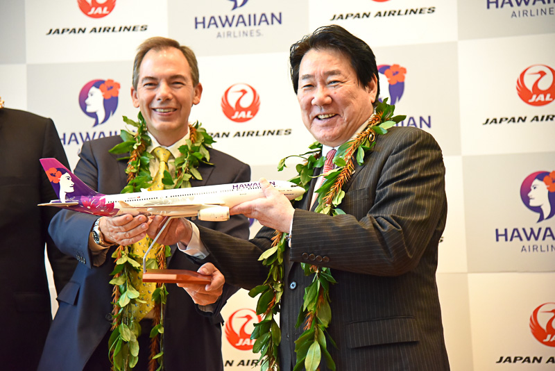 会見では、両社のモデルプレーンの交換も行なわれた