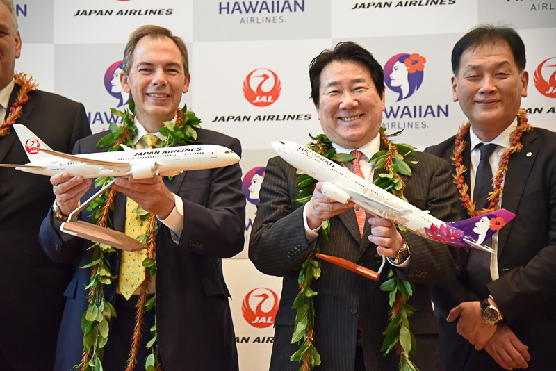 会見では、両社のモデルプレーンの交換も行なわれた