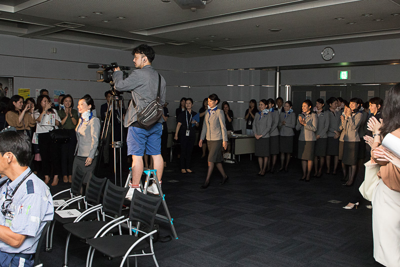 参加者全員がステージに登場。会場に応援に来ている同僚スタッフも女性が多いので非常に華やかな場となった。