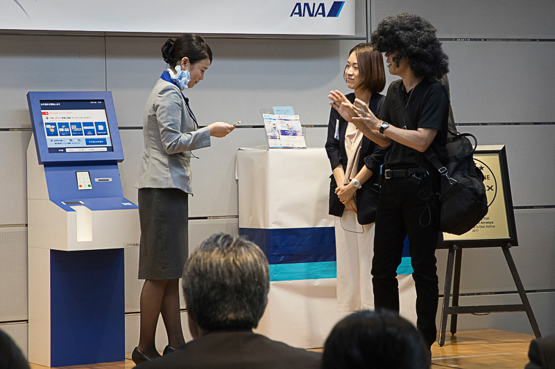 実技の例。海外からのお客さまやANAの利用が多いマイレージ会員などの接客を想定した内容。お客さま側はコンテスト実行委員会の社員が担当。実技の題材になったのは実際にあるようなシーンのようだが、なかなかユニークなやりとりが多い。見ているだけでグランドスタッフの普段の苦労が想像できた