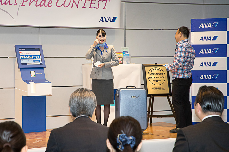 実技の例。海外からのお客さまやANAの利用が多いマイレージ会員などの接客を想定した内容。お客さま側はコンテスト実行委員会の社員が担当。実技の題材になったのは実際にあるようなシーンのようだが、なかなかユニークなやりとりが多い。見ているだけでグランドスタッフの普段の苦労が想像できた