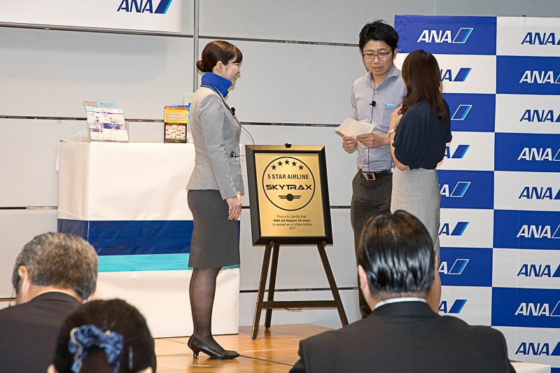 実技の例。海外からのお客さまやANAの利用が多いマイレージ会員などの接客を想定した内容。お客さま側はコンテスト実行委員会の社員が担当。実技の題材になったのは実際にあるようなシーンのようだが、なかなかユニークなやりとりが多い。見ているだけでグランドスタッフの普段の苦労が想像できた