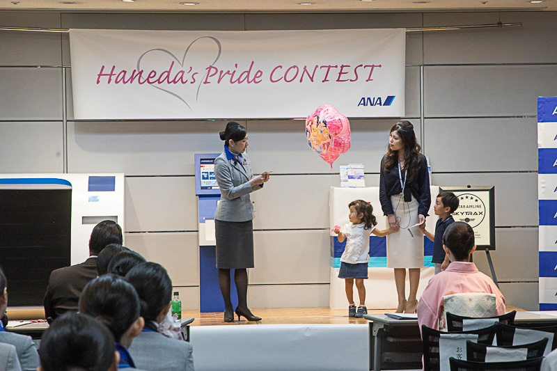 実技の例。海外からのお客さまやANAの利用が多いマイレージ会員などの接客を想定した内容。お客さま側はコンテスト実行委員会の社員が担当。実技の題材になったのは実際にあるようなシーンのようだが、なかなかユニークなやりとりが多い。見ているだけでグランドスタッフの普段の苦労が想像できた