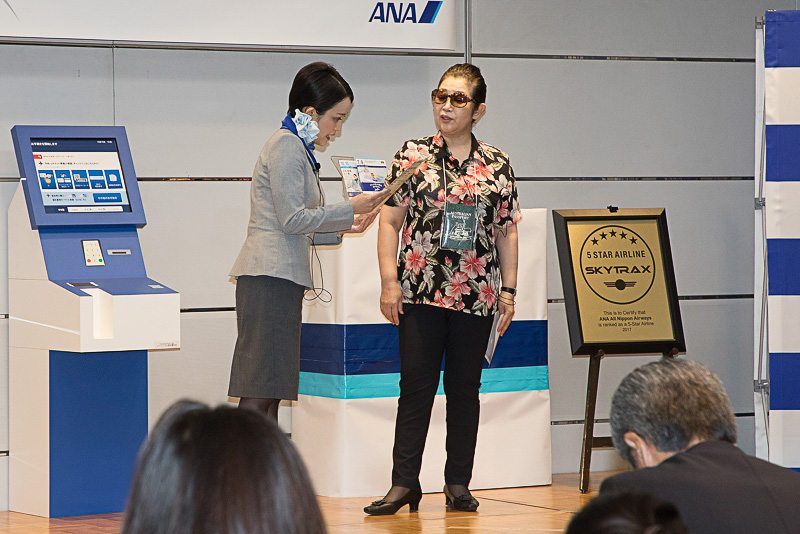 実技の例。海外からのお客さまやANAの利用が多いマイレージ会員などの接客を想定した内容。お客さま側はコンテスト実行委員会の社員が担当。実技の題材になったのは実際にあるようなシーンのようだが、なかなかユニークなやりとりが多い。見ているだけでグランドスタッフの普段の苦労が想像できた