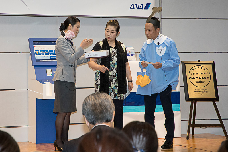 実技の例。海外からのお客さまやANAの利用が多いマイレージ会員などの接客を想定した内容。お客さま側はコンテスト実行委員会の社員が担当。実技の題材になったのは実際にあるようなシーンのようだが、なかなかユニークなやりとりが多い。見ているだけでグランドスタッフの普段の苦労が想像できた