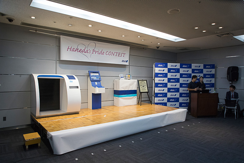 審査を行なうステージにはロビーにある設備のセットが用意されている。参加者は状況判断しながら必要なセットを使って接客を進めていく