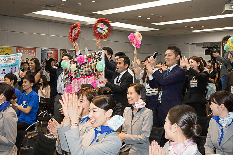 参加者が所属する課からは応援団が来ていて、登場前にはかけ声による応援が行なわれた