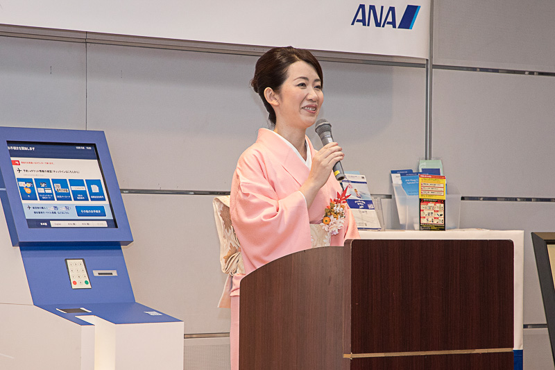 佐藤氏は2012年より2年間、グランドハイアット東京 ホテルアカデミー（オフィシャルマナーレッスン）を担当。現在はHiroko's Elegance manner lessonを主宰し、国内外から年間500名の受講者が訪れている