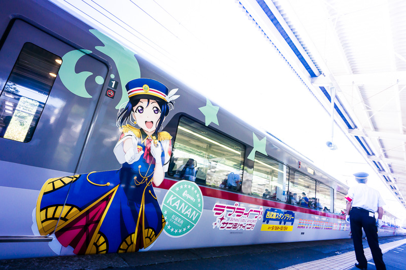 アニメ「ラブライブ！ サンシャイン!!」に登場するアイドルで大胆なラッピングが施された「ラブライブ！ サンシャイン!!×西武鉄道 プレミアムトレインツアー」の車両