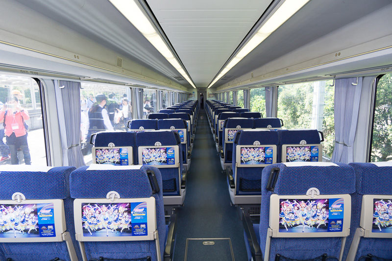 車内はテーブルにキャラクターが大きくあしらわれている