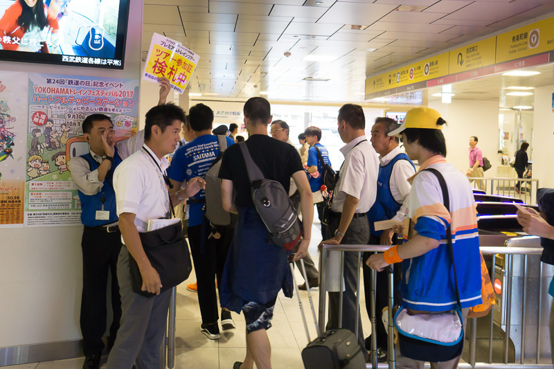 ツアー向けに特別の改札が始まる