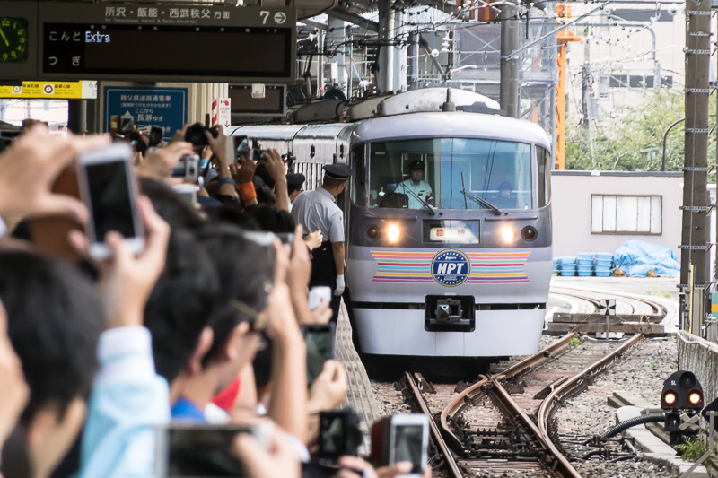 「ラブライブ！ サンシャイン!! 西武ツアー」の車両が、入線してきた