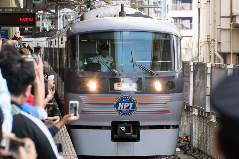 シャッターチャンスに待ちわびたファンが群がる