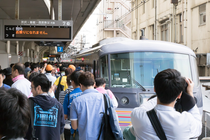 ホームは電車の撮影で大混雑