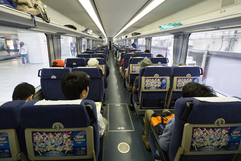 車内の様子。Aqours声優陣による楽しい車内放送が流れる