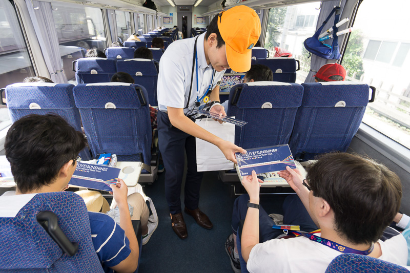 まずは、記念切符を手渡し