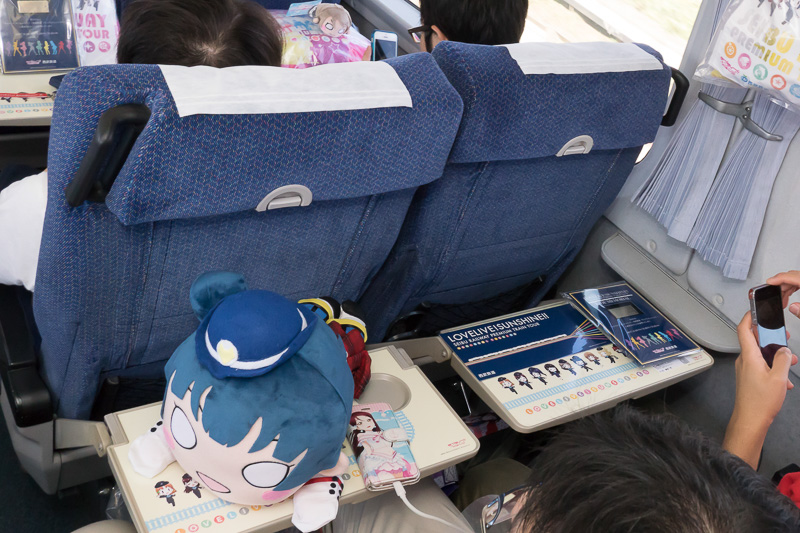 購入したグッズを持っているファンも多くいた