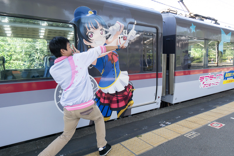 好みのアイドルの前で記念撮影する人も多い