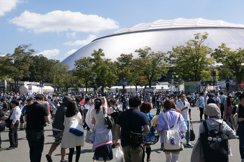 到着した西武球場前駅の前はファンで大混雑だった