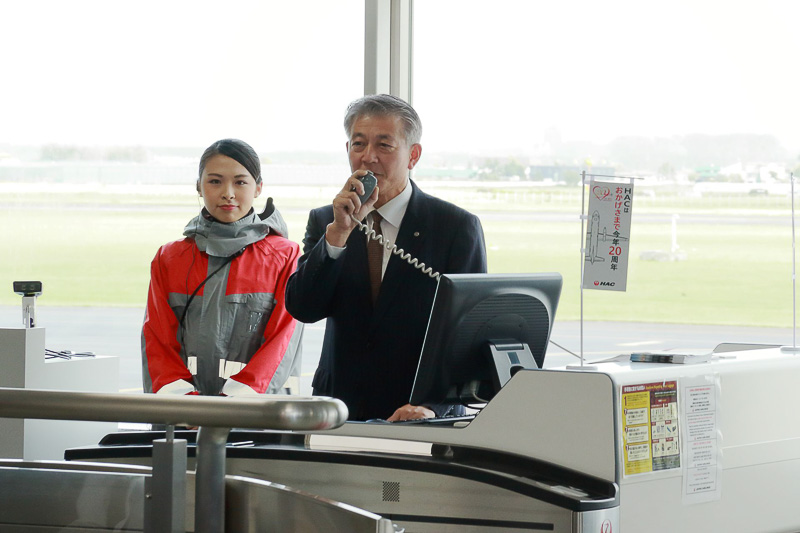 乗客に感謝を述べる株式会社北海道エアシステム 代表取締役社長の桑野洋一郎氏
