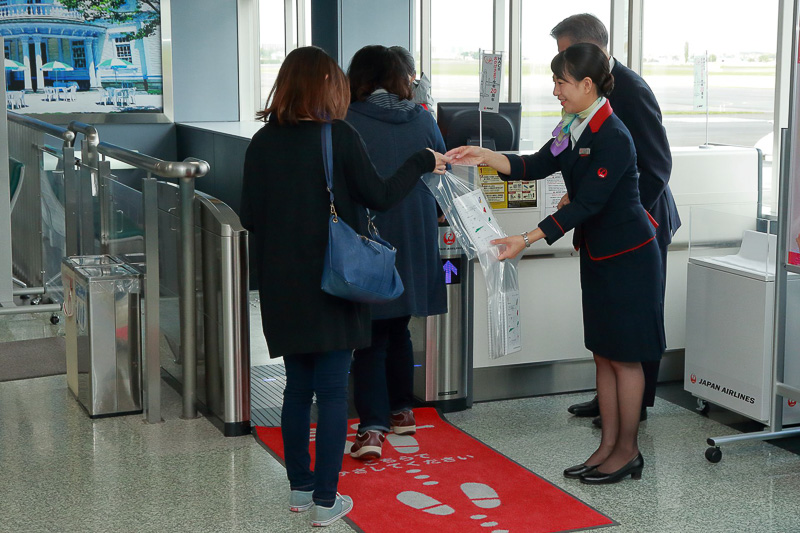 乗客に記念品を手渡していく