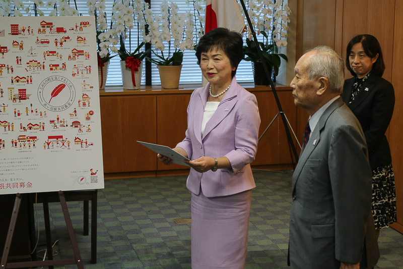 厚生労働省 副大臣 高木美智代氏が、厚生労働大臣である加藤勝信氏からのメッセージを代読し、全日本空輸株式会社 CA（客室乗務員）の菅野彩花氏に手渡した