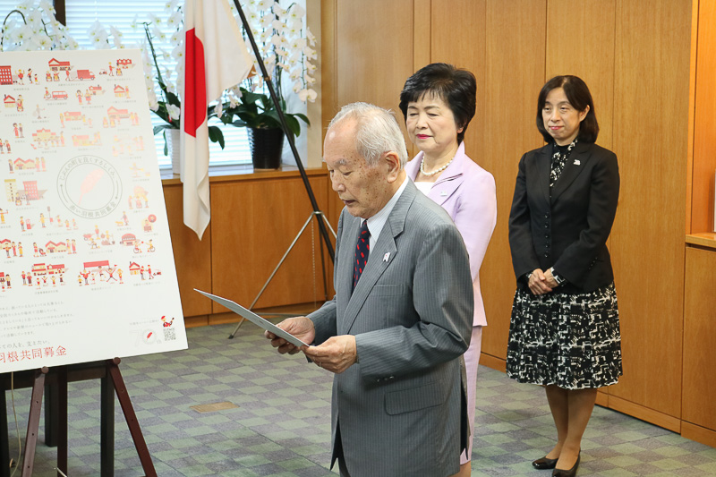 社会福祉法人 中央共同募金会 会長 斎藤十朗氏からANA CAの上山聡子氏へメッセージが手渡された