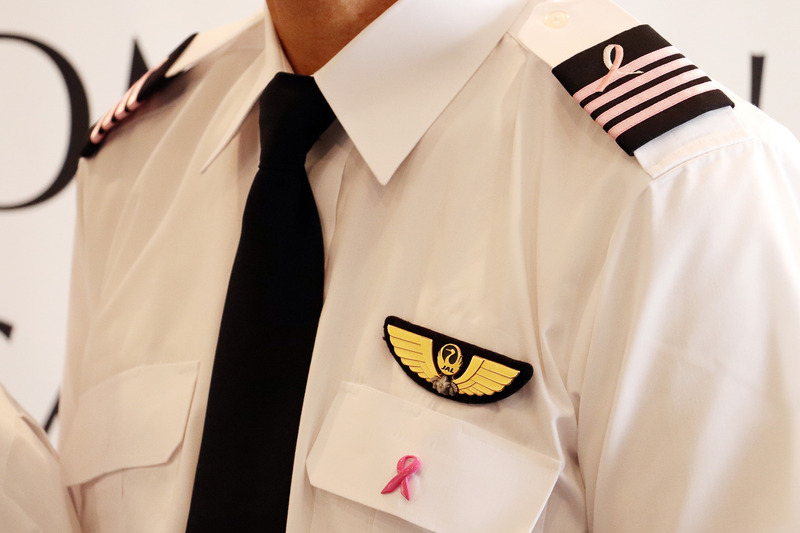 今年は取り組みに賛同するパイロットも10月の期間中、ピンクの肩章とピンクリボンを着用する