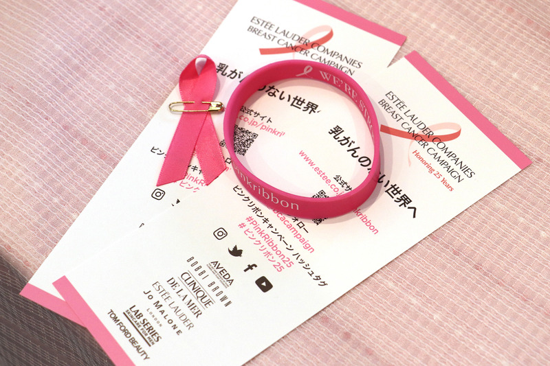 配布された啓発カードとピンク色のラバーバンド