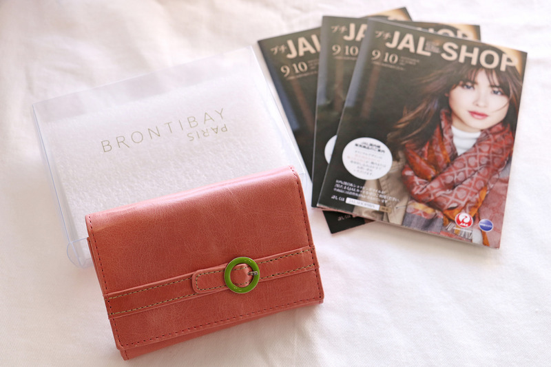 売上金の一部が寄付される機内販売品「ブロンティベイパリス ミニウォレット」（9000円）