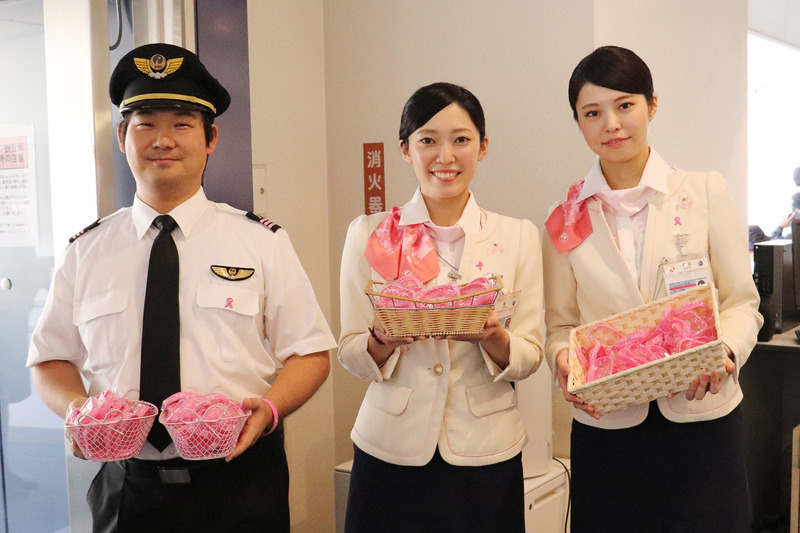 パイロットもほかのスタッフとともに配布